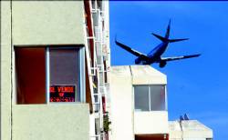 Sobrevuelo del edificio Bermar Park de Gavà Mar en una aproximación para aterrizar en la tercera pista del aeropuerto del Prat